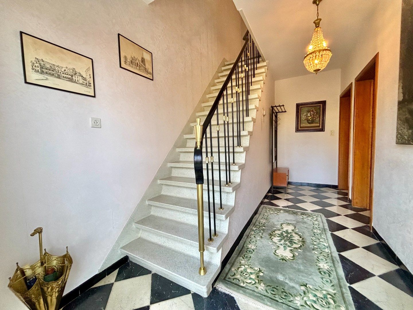 Ruime en kloeke halfopen woning met zonnige tuin. Opp:555m². foto 6