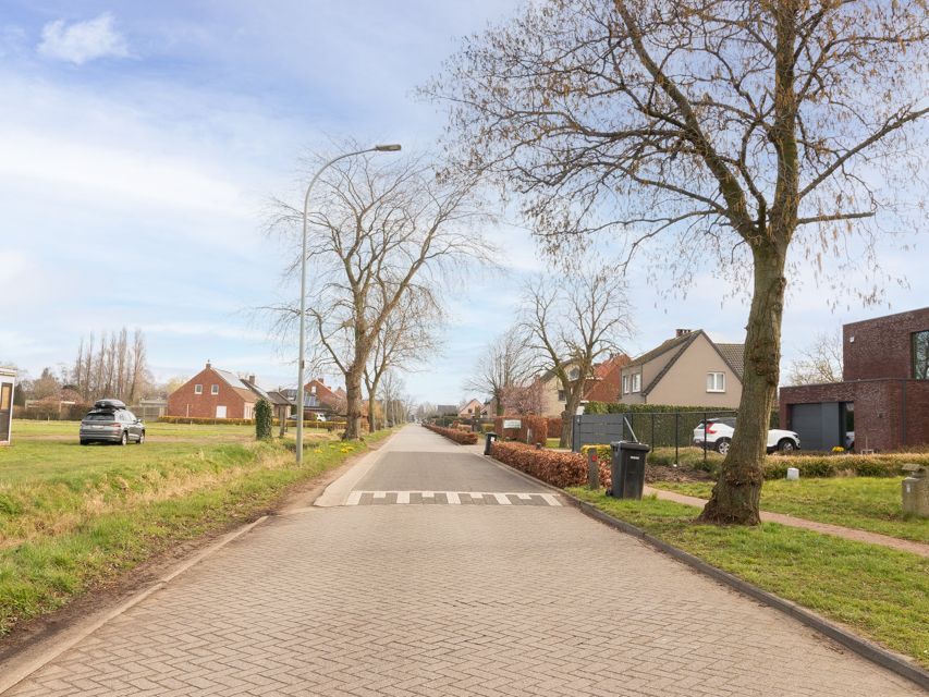 Ruime bouwgrond in groene en rustige buurt foto 4