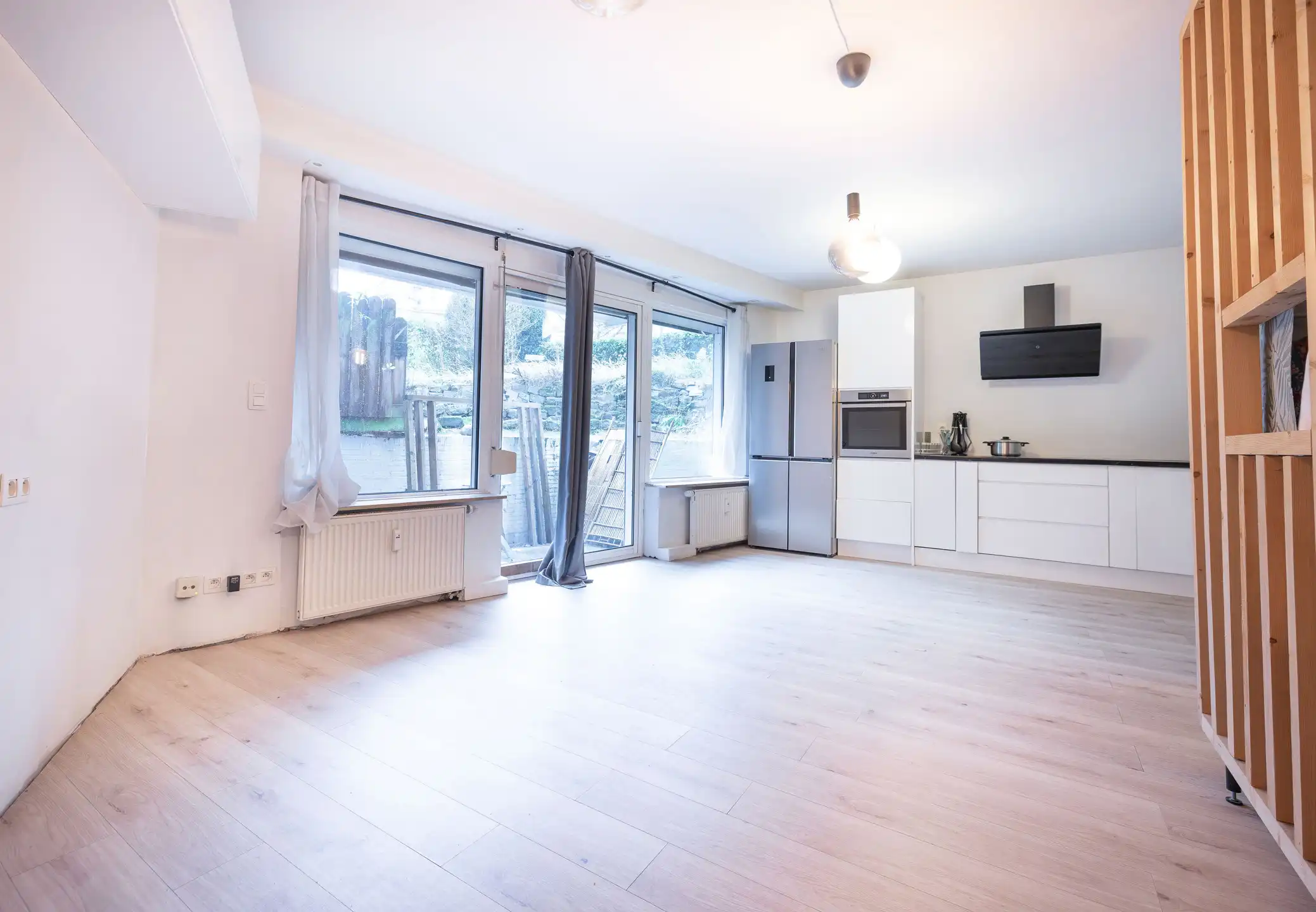 Licht gerenoveerde studio met groen terras in Vorst foto {{pictureIndex}}