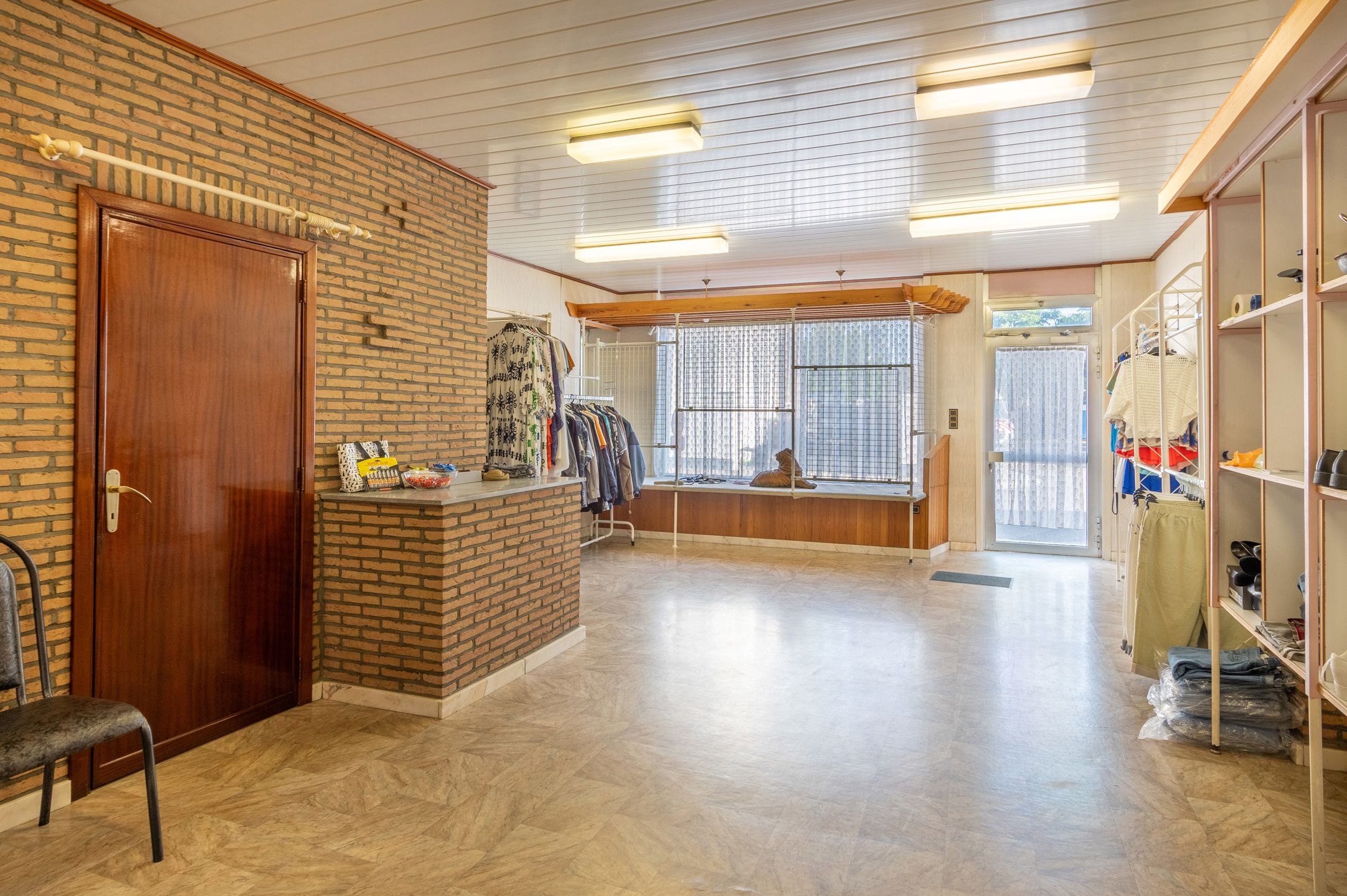Op te frissen handelshuis met uitzonderlijk grote garage foto 4