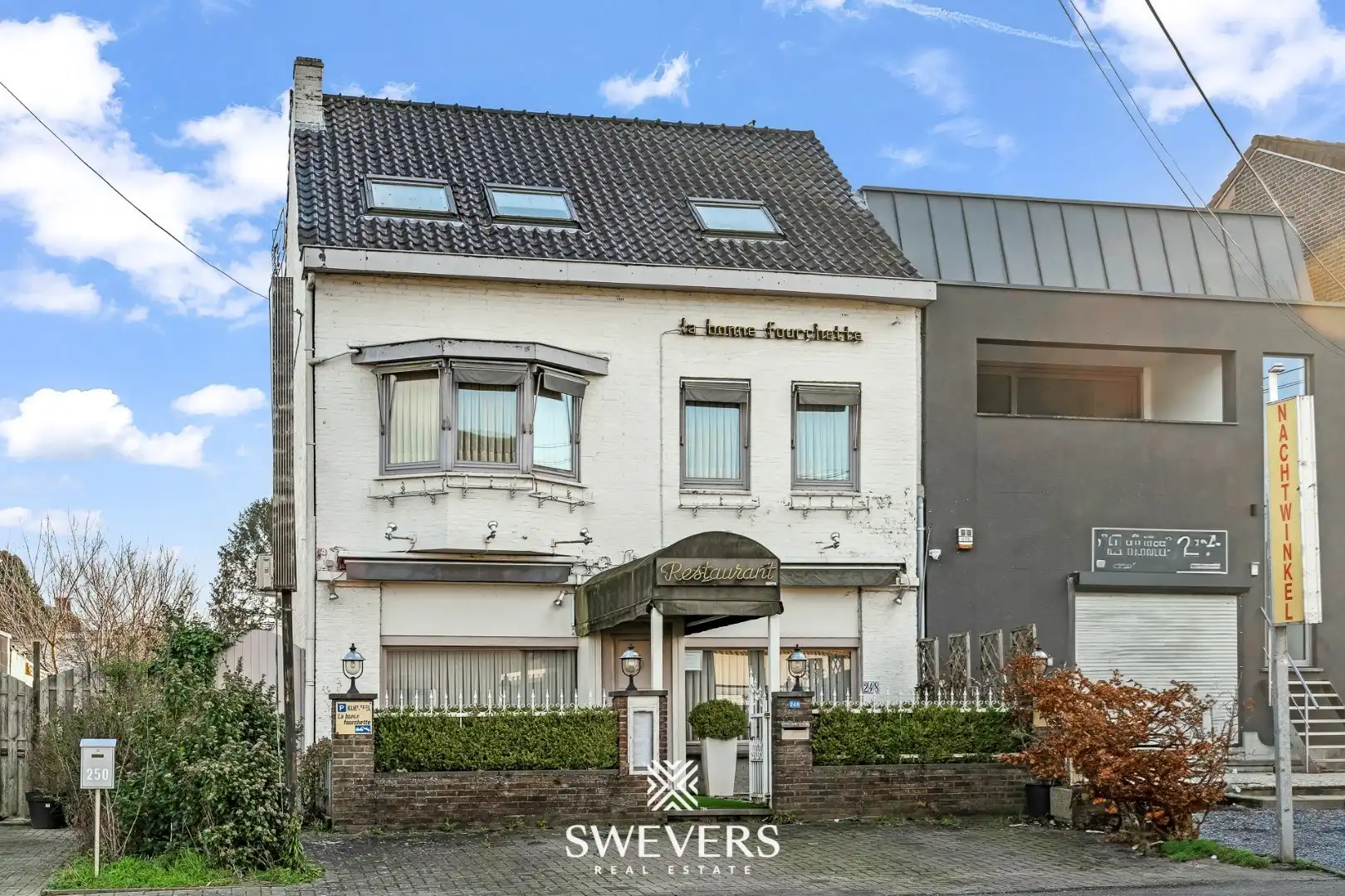 Duplex-appartement met handelsruimte, terras en tuin op toplocatie Riemst foto {{pictureIndex}}