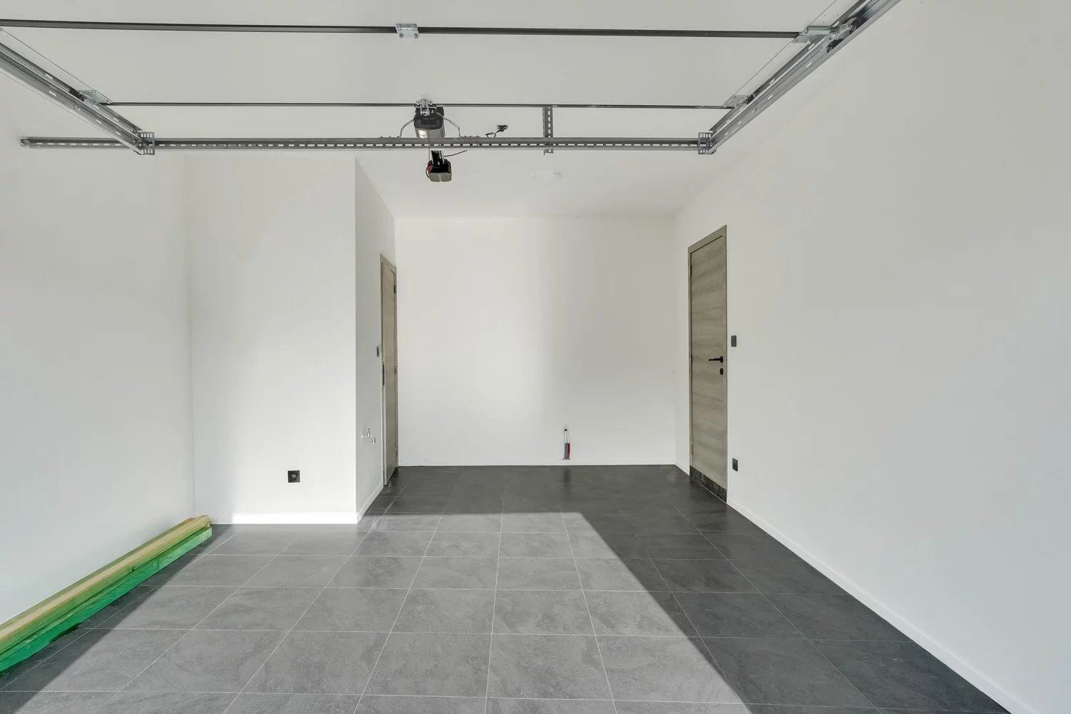 Gerenoveerde woning met vier slaapkamers en inpandige garage foto 16