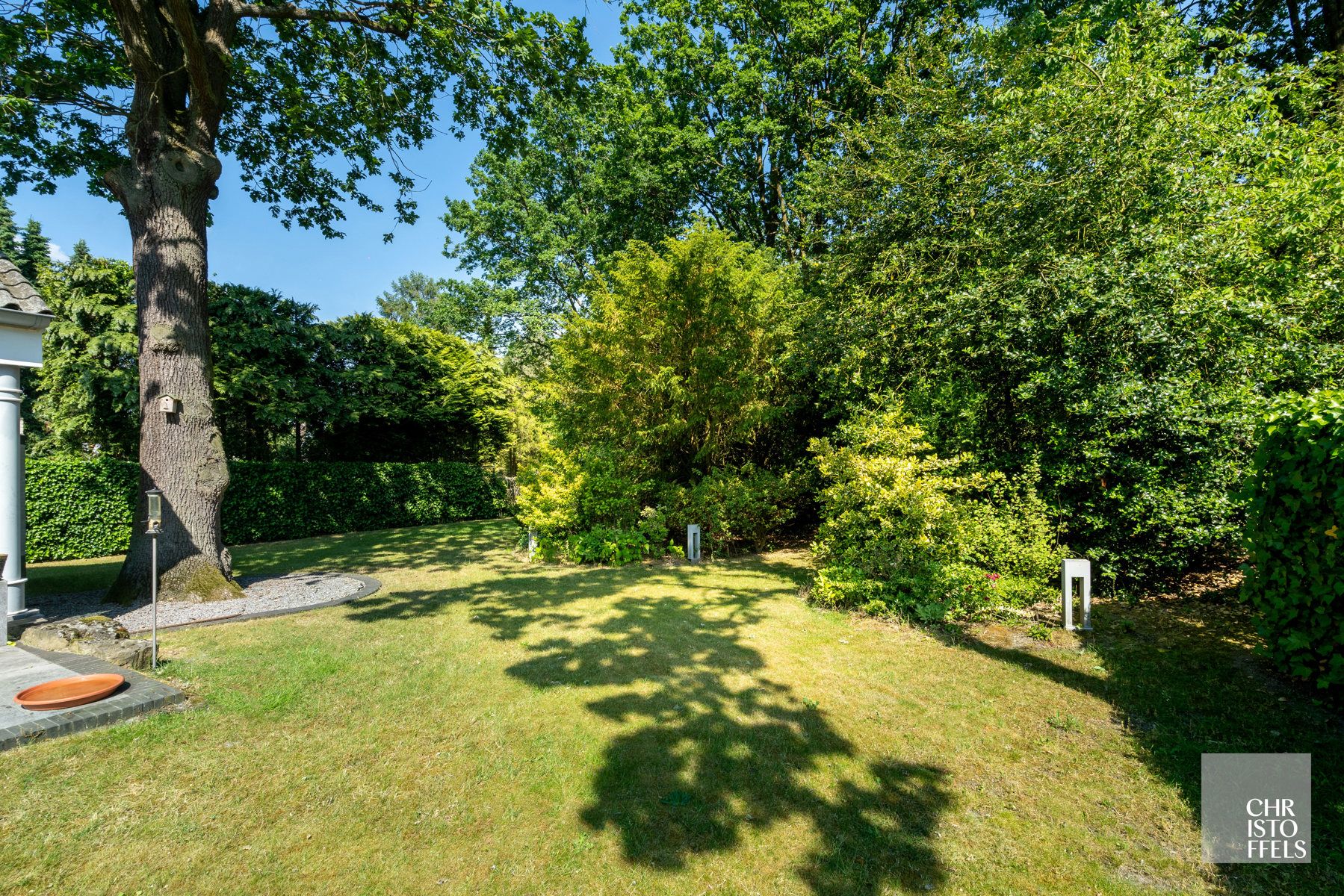 Villa met binnenzwembad gelegen in een geliefde villawijk op een perceel van 1.827m² foto 13