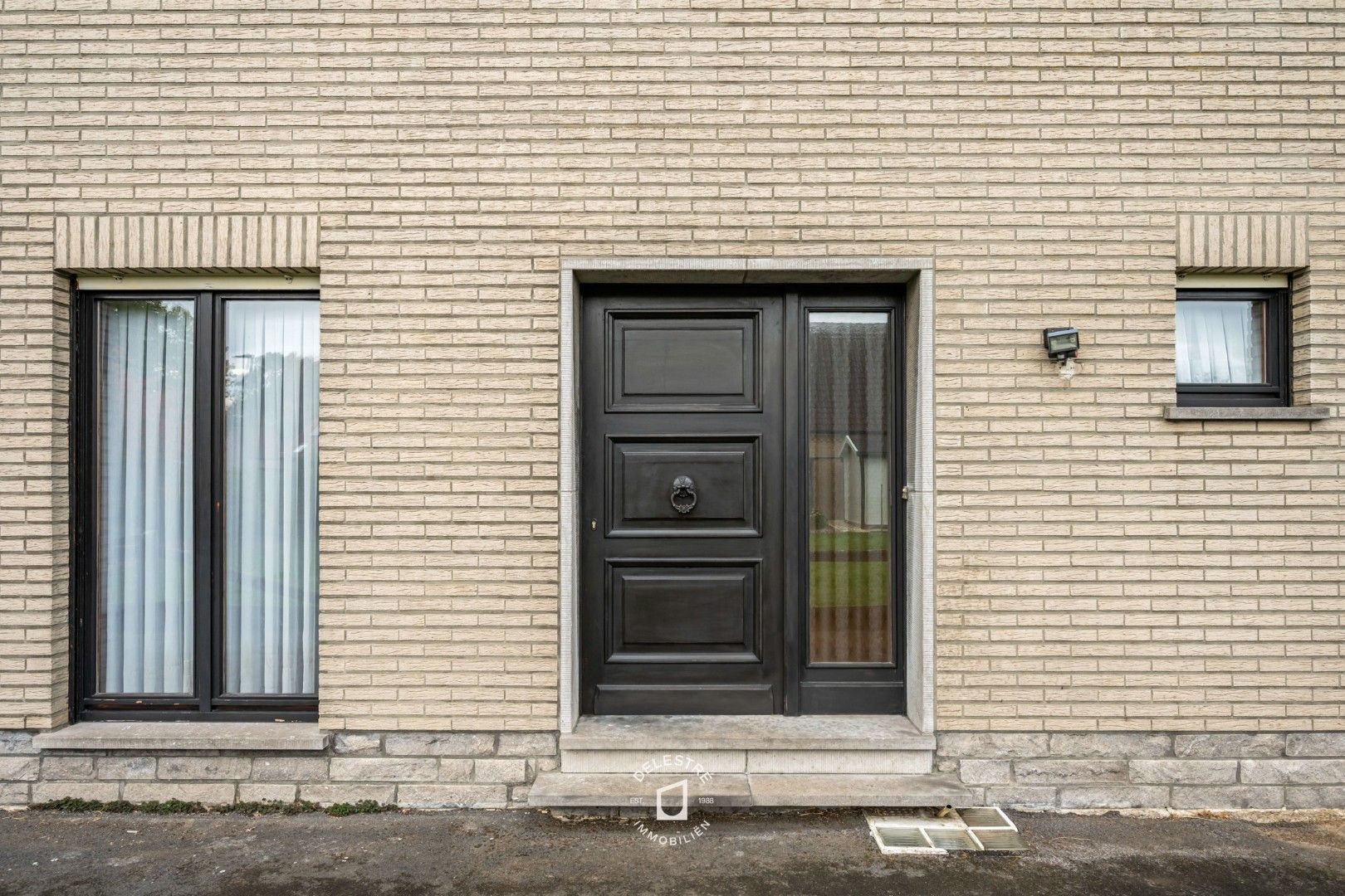 RUSTIG GELEGEN HALFOPEN MET TUIN EN GARAGE foto 6