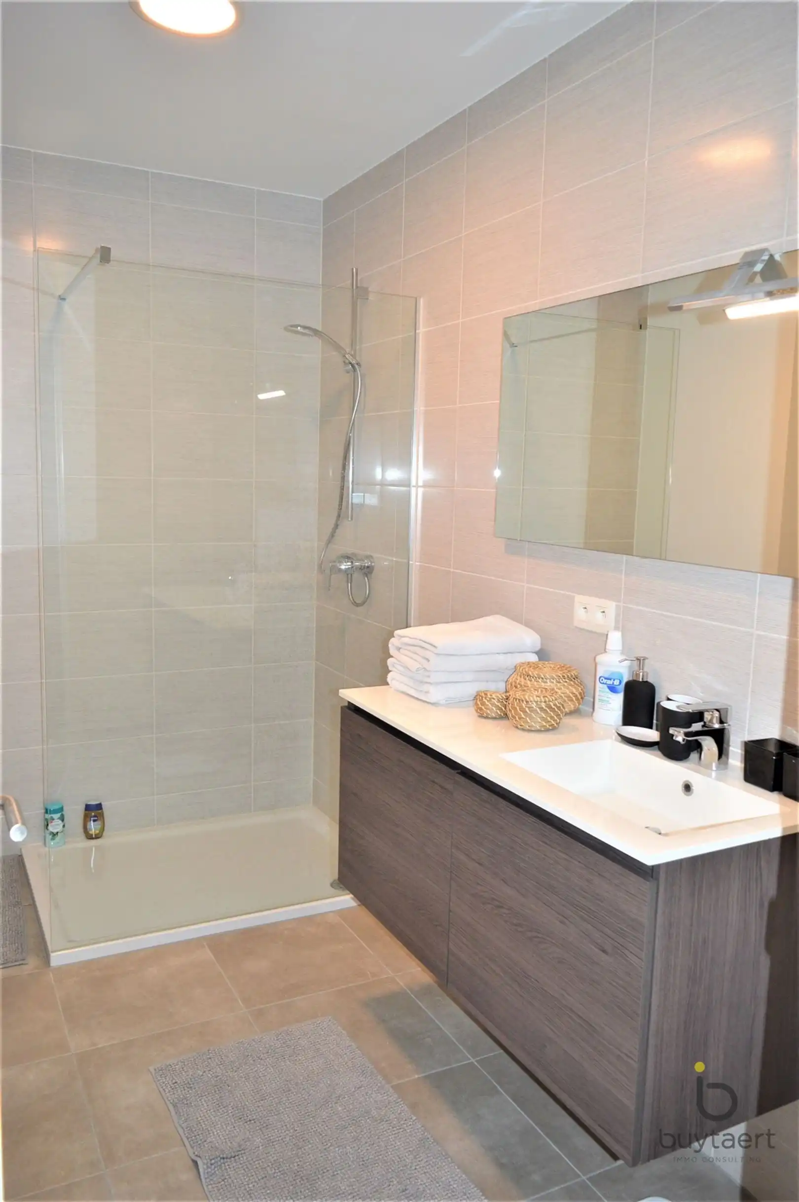 Frontaal waterzicht vanuit dit lumineuze recente appartement met terras! foto 7