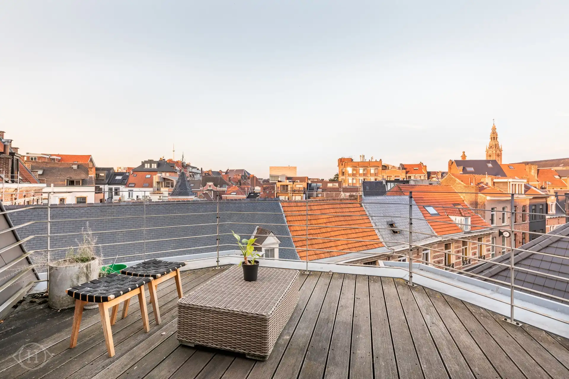Stijlvol tweeslaapkamerappartement met terras foto 2