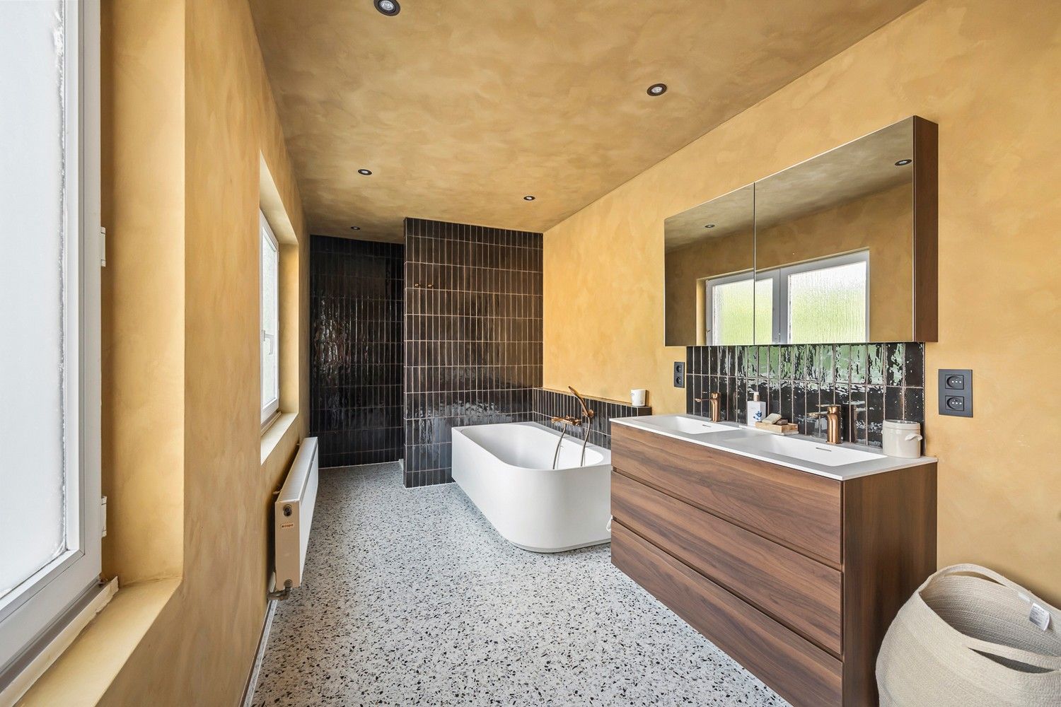 Ruime gezinswoning met 4 slaapkamers, prachtige tuin en garage in Boom foto {{pictureIndex}}