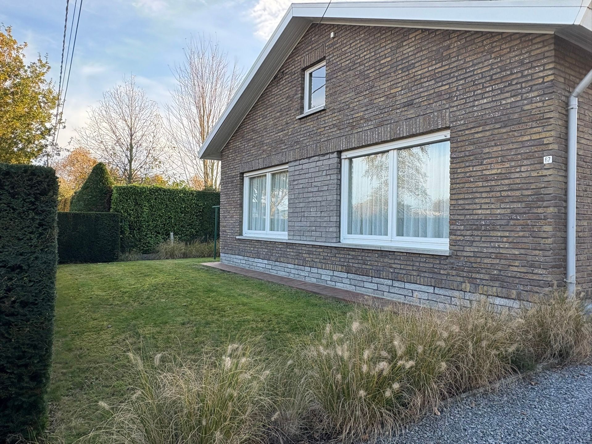 Ruime gezinswoning met tuin, vernieuwde keuken en veelzijdig atelier foto {{pictureIndex}}