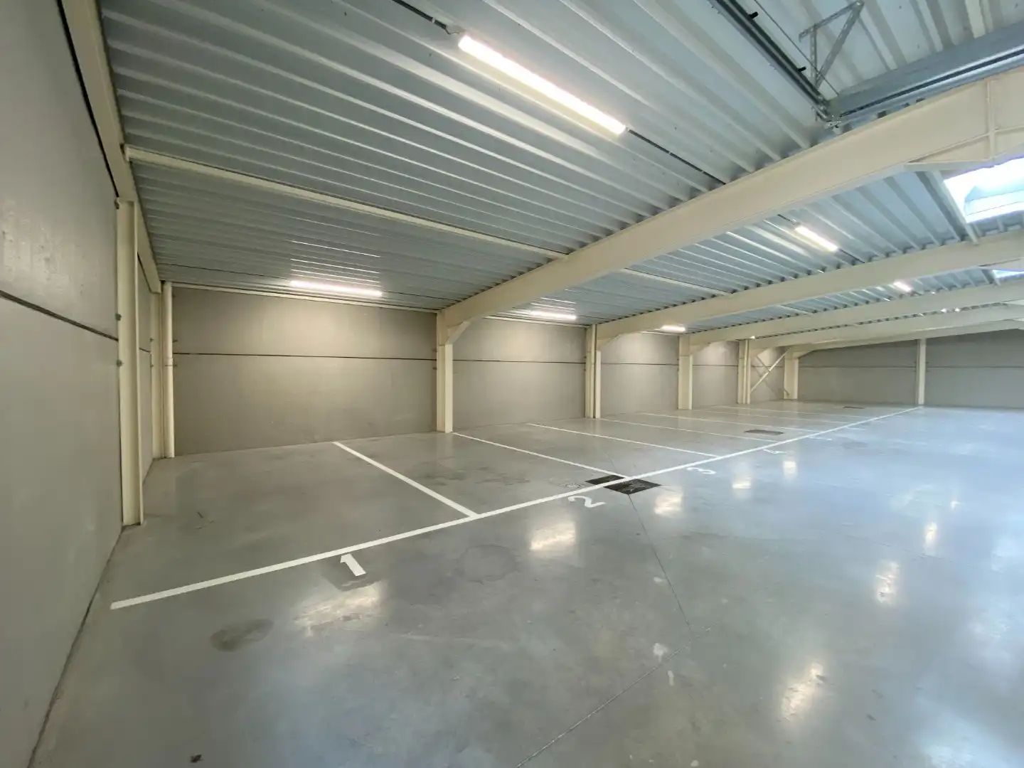 Overdekte autostaanplaats te huur centrum Roeselare foto 2