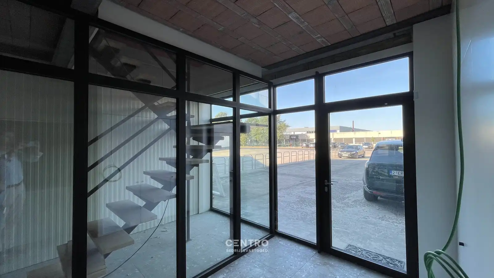 Instapklare MAGAZIJN (1.200m², voorzien van 2 LAADKADEN (met levellers), elektrische sectionaalpoort en verhard terrein (voor- en achterkant) op industriezone te Gistel. foto 12