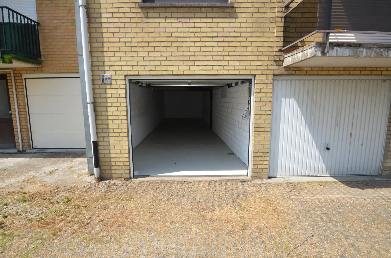 Vlot bereikbare ruime garagebox foto {{pictureIndex}}