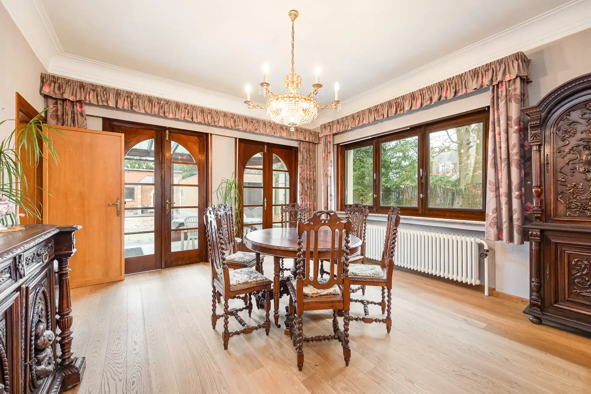 Ruime villa met garage en zwembad + bouwgrond + 2 magazijnen foto 35