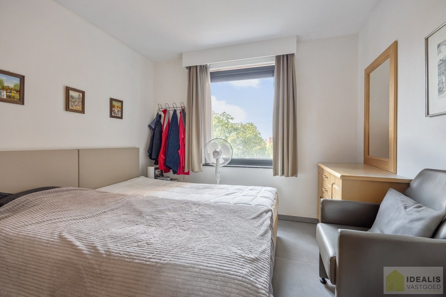 IDEALIS VASTGOED – HOOGWAARDIG AFGEWERKTE ASSISTENTIE-APPARTEMENT IN RESIDENTIE NUMA OP EEN TOPLOCATIE. Gelegen op de 2de verdieping met een bewoonbare oppervlakte van ca. 60m² biedt dit knappe assistentie-appartement een aangename leefruimte met aansluitend een zonnig overdekt terras, uitgeruste keuken en een ruime slaapkamer met veel lichtinval! Daarnaast kan er gebruik gemaakt worden van de talrijke gemeenschappelijke ruimtes en kan men aangenaam vertoeven in de prachtige gemeenschappelijke tuin, een oase van rust! foto 8
