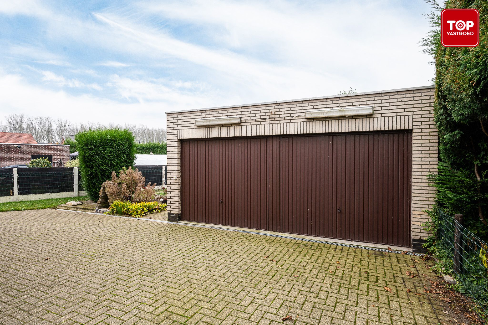 Bungalow met garage en mooie tuin foto 19