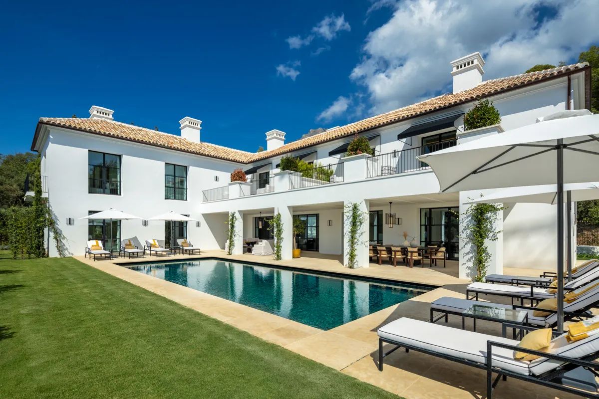 Exclusieve villa in Marbella: tijdloze elegantie en ongeëvenaarde luxe foto {{pictureIndex}}