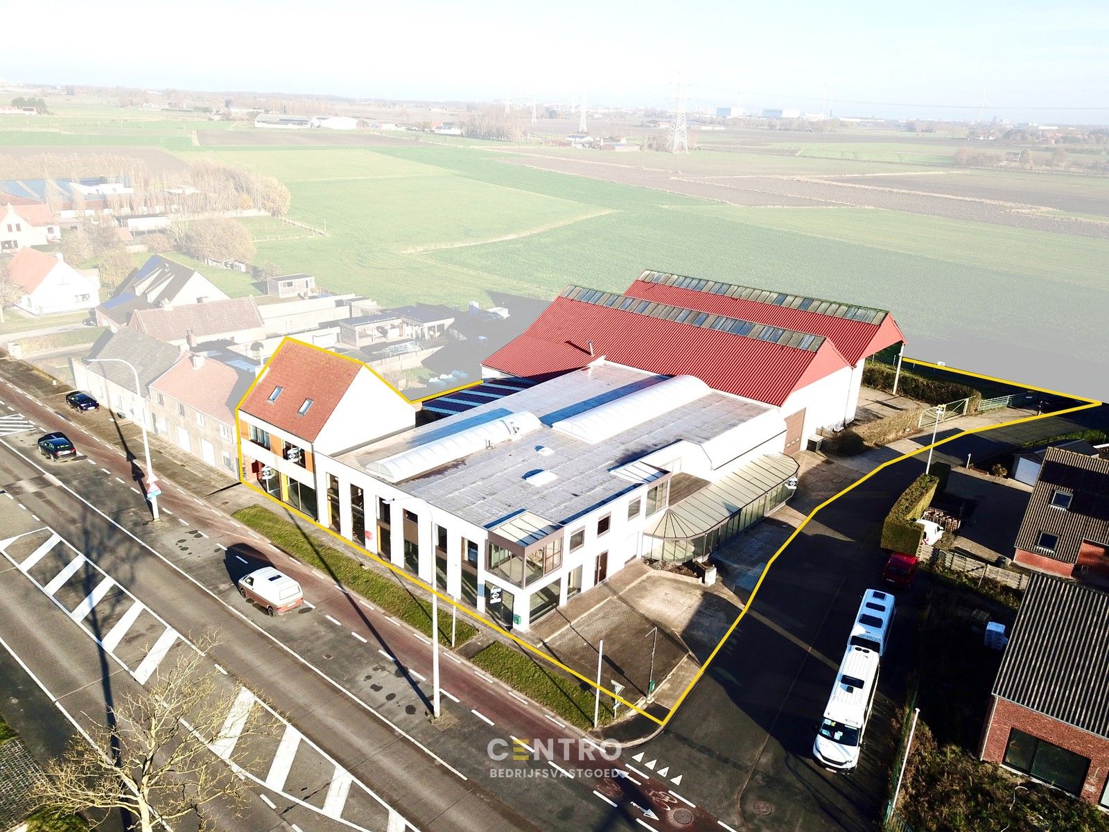 Opslagruimte met showroom en 3 verhuurde appartementen op 3.682m2! foto {{pictureIndex}}