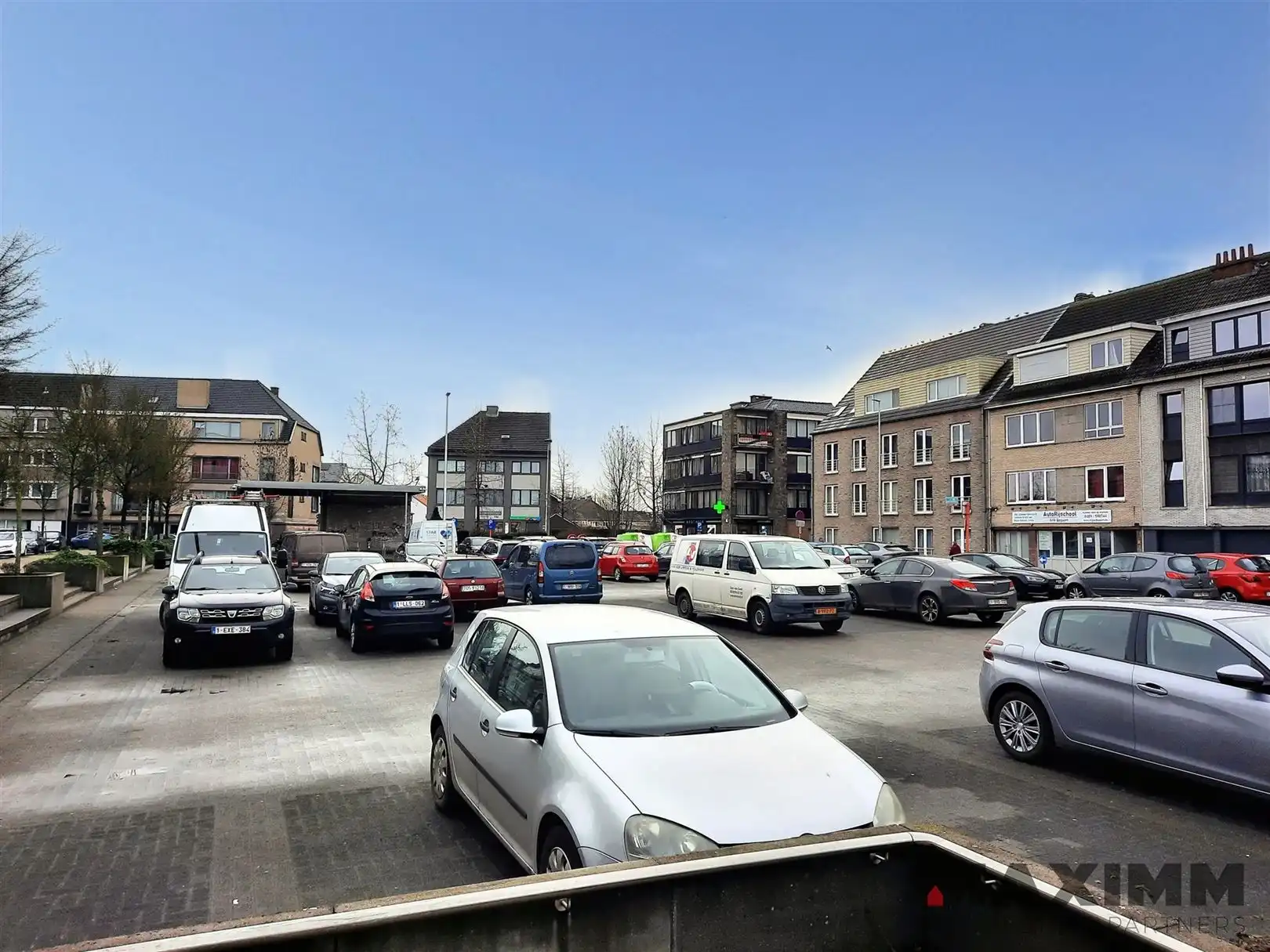 Gelijkvloers hoekpand, volledig onderkelderd op stategische locatie foto 5