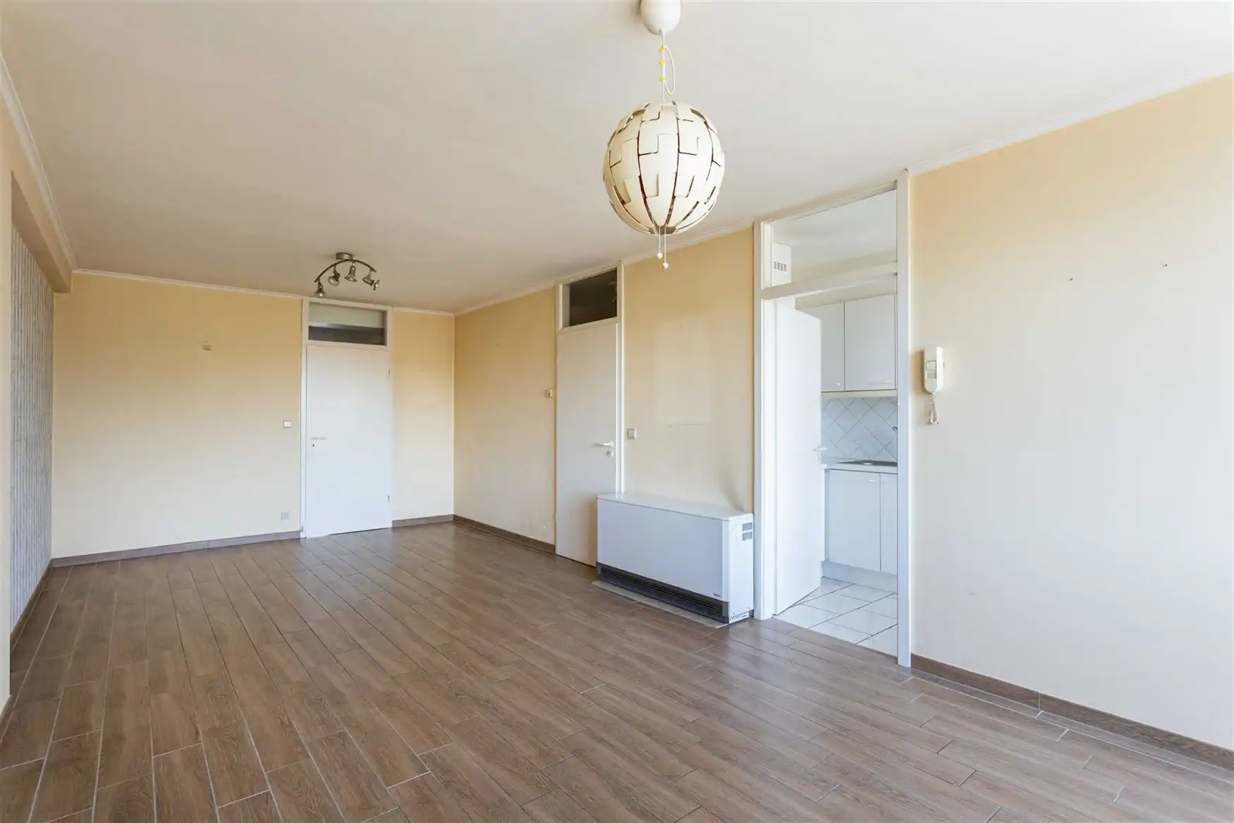 Lichtrijk appartement met garagebox tegenover station Eeklo foto 4
