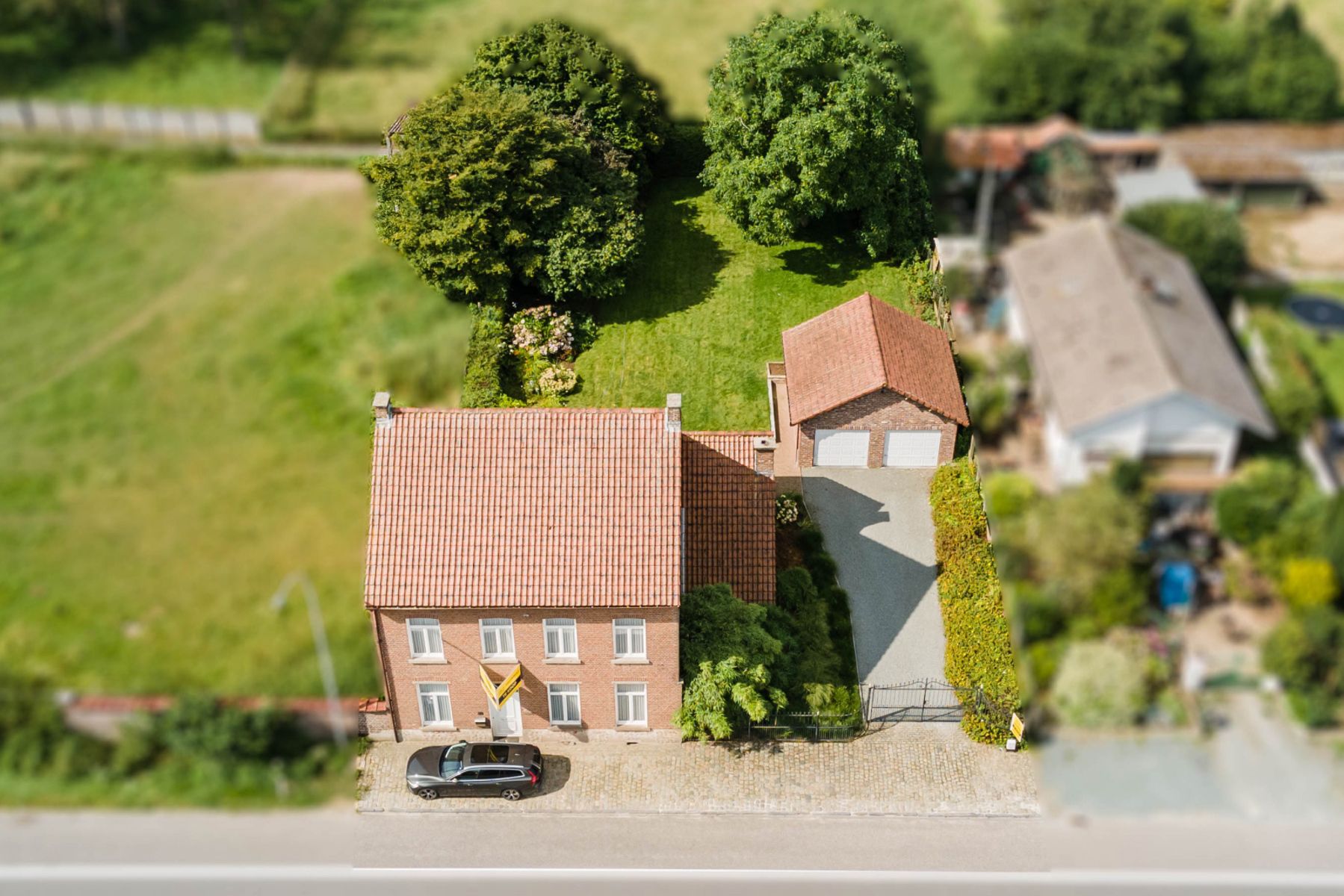 Karaktervolle burgerwoning met praktijkruimte, garage & tuin foto 1