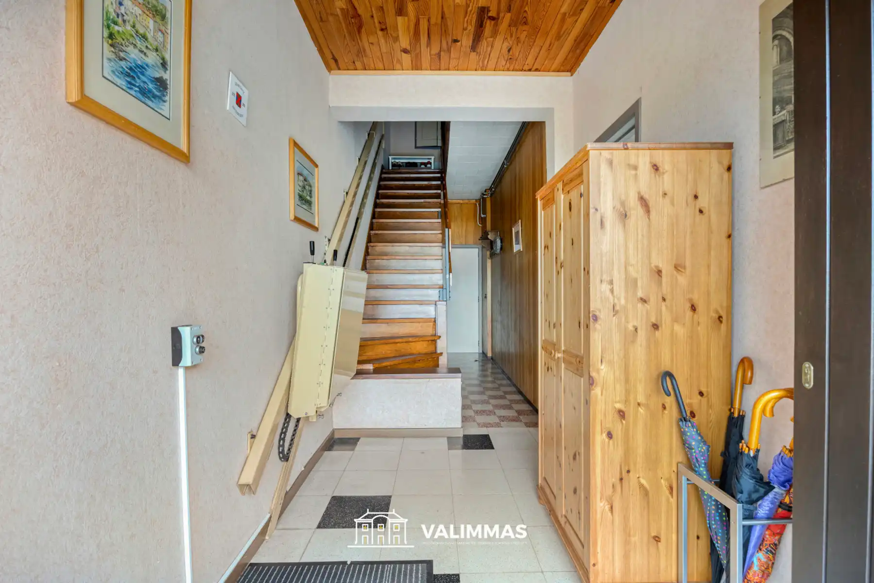 Zeer ruime vrijstaande woning met tuin, garage & bijgebouwen foto 6