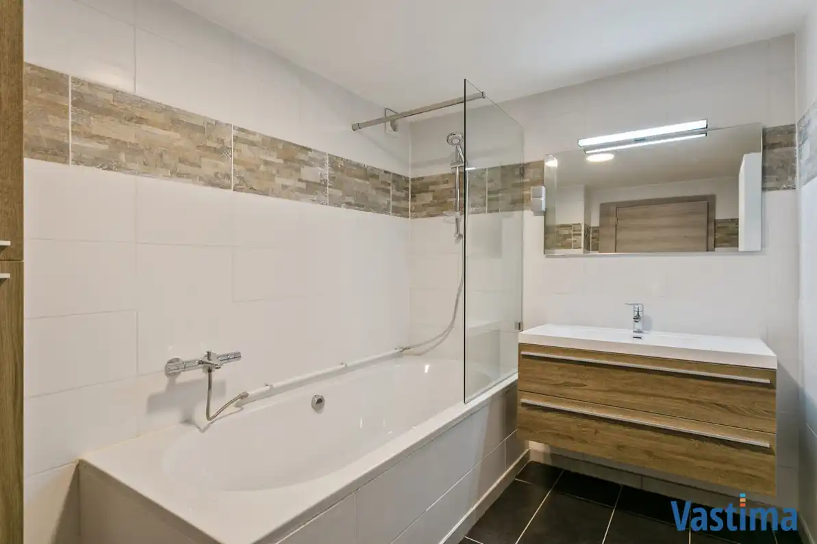 Gerenoveerde woning met 1 slaapkamer, 2 hobbyruimtes en ruim terras foto 6