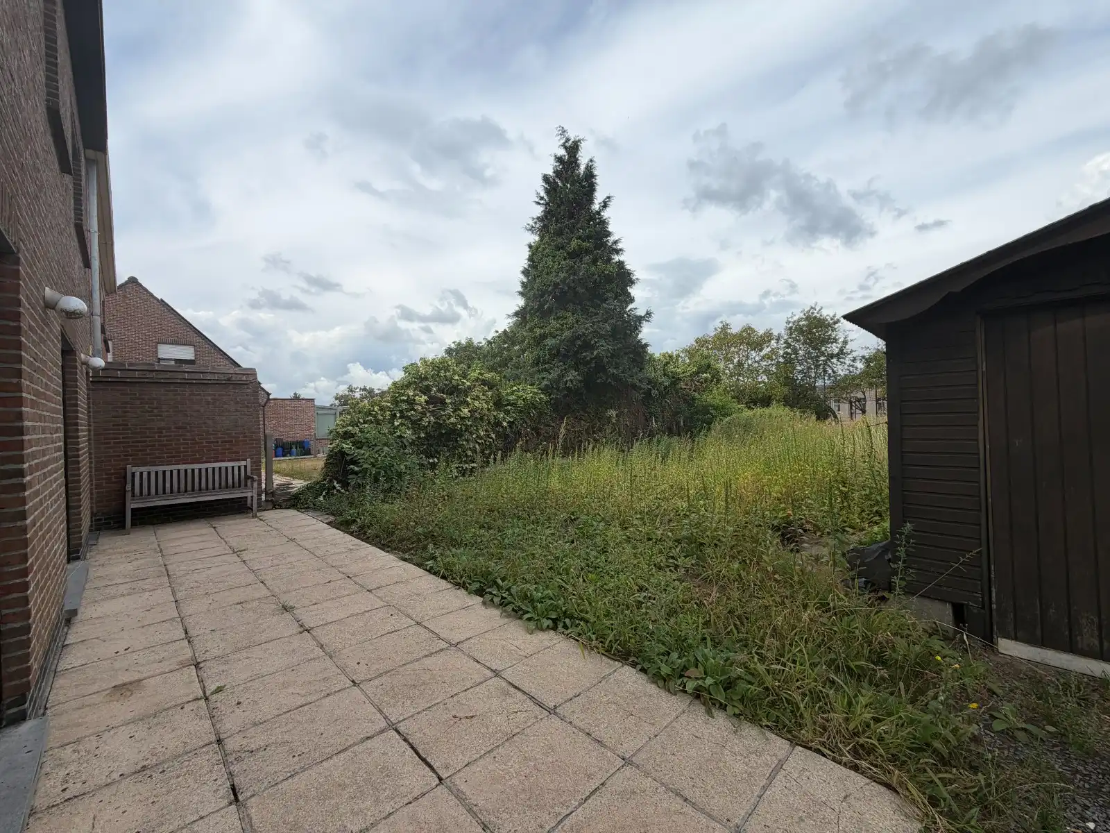 Ruime woning met 4 slaapkamers, garage en tuin foto 16
