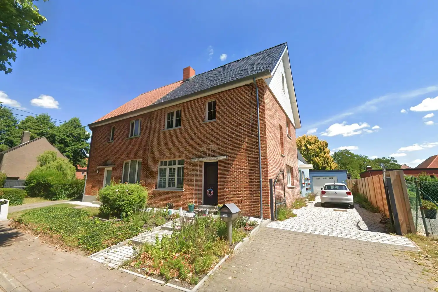 Degelijk gerenoveerde woning met minstens 5 slaapkamers en aangename tuin foto {{pictureIndex}}