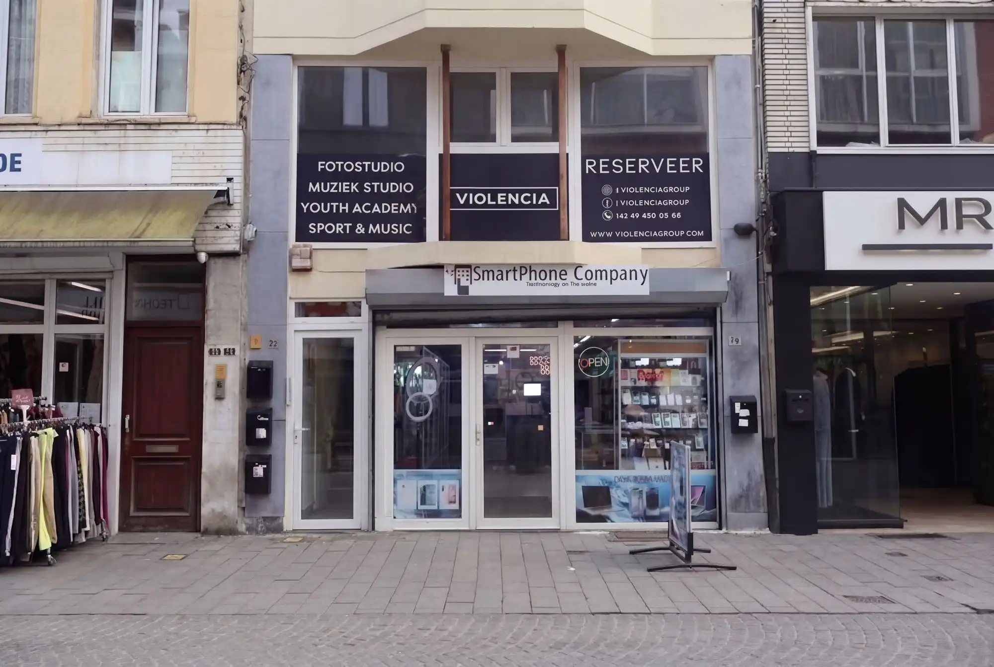 Dubbel commercieelpand in een bruisende winkelstraat foto {{pictureIndex}}