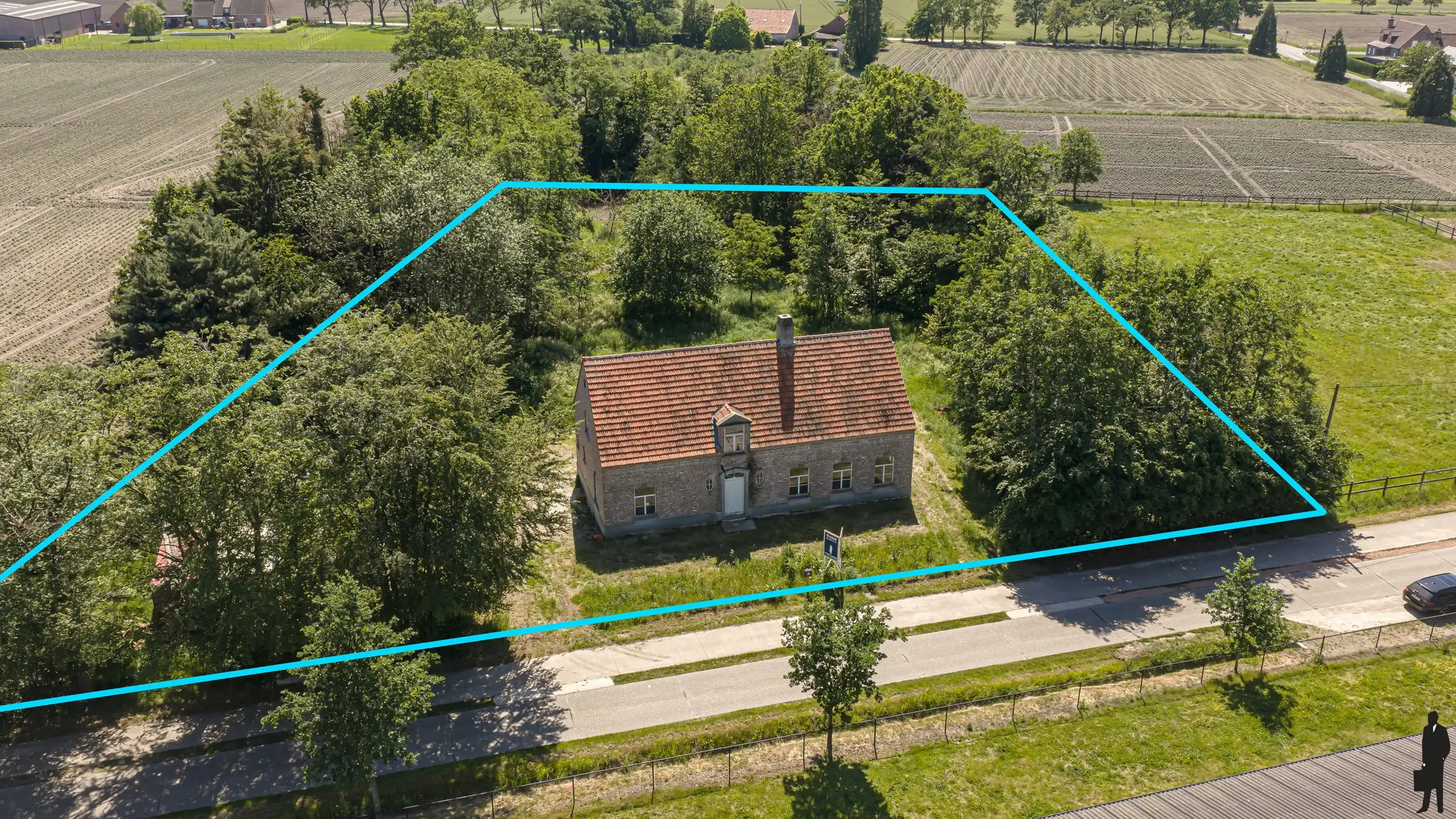 Authentieke hoeve in renovatie op een uitzonderlijk ruim perceel, rustig en landelijk gelegen met een uitstekende zuidelijke oriëntatie. foto 2