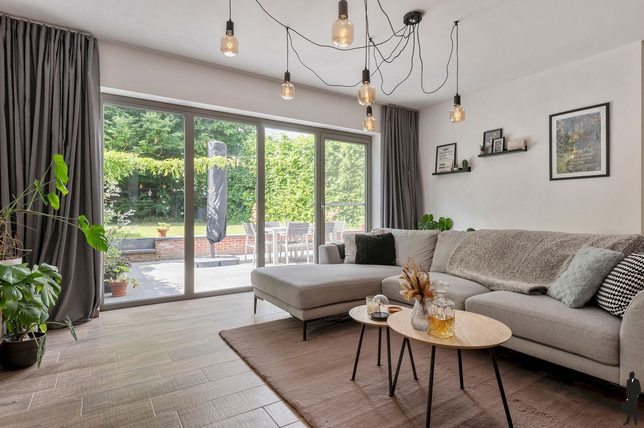 Instapklaar en energiezuinig gelijkvloers app. (91m²) met 1 slk, grote tuin met terras en ondergrondse autostaanplaats/berging. foto {{pictureIndex}}