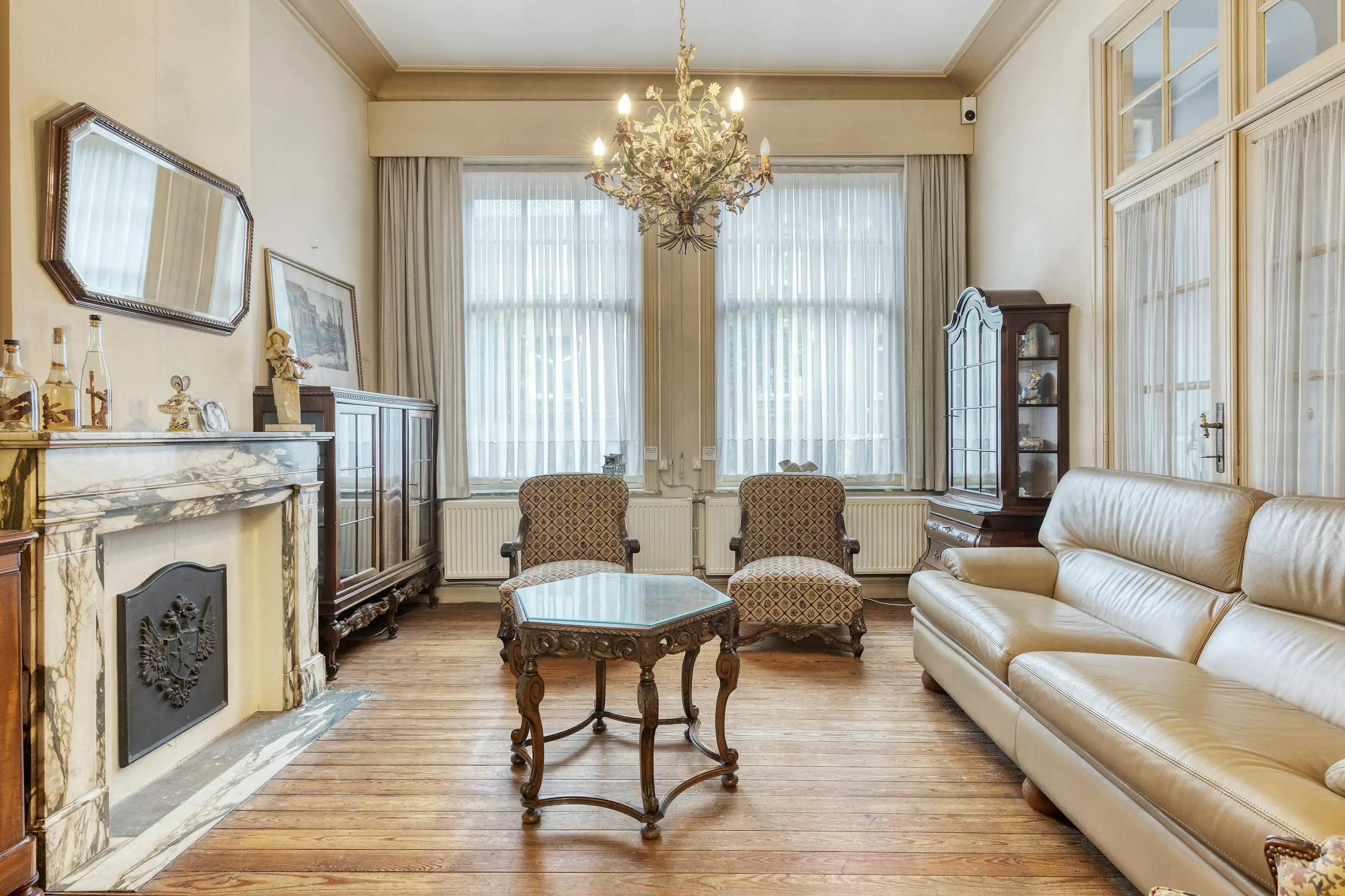 Karaktervol herenhuis in het hart van Ieper foto 3