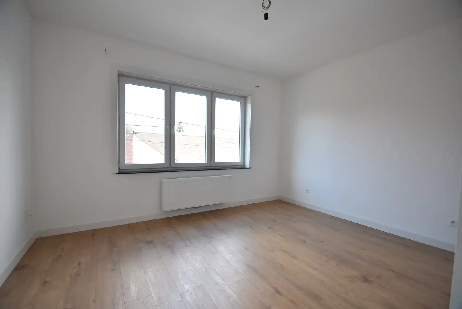 Fris en luchtig gerenoveerde woning met drie slaapkamers, terras, en garage, inbegrepen de stroom via zonnepalen.  foto 28