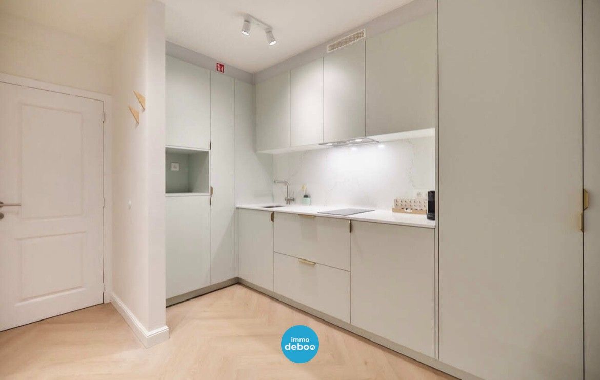 Ruime gerenoveerde studio met zonneterras op de zeedijk van Oostende foto 14
