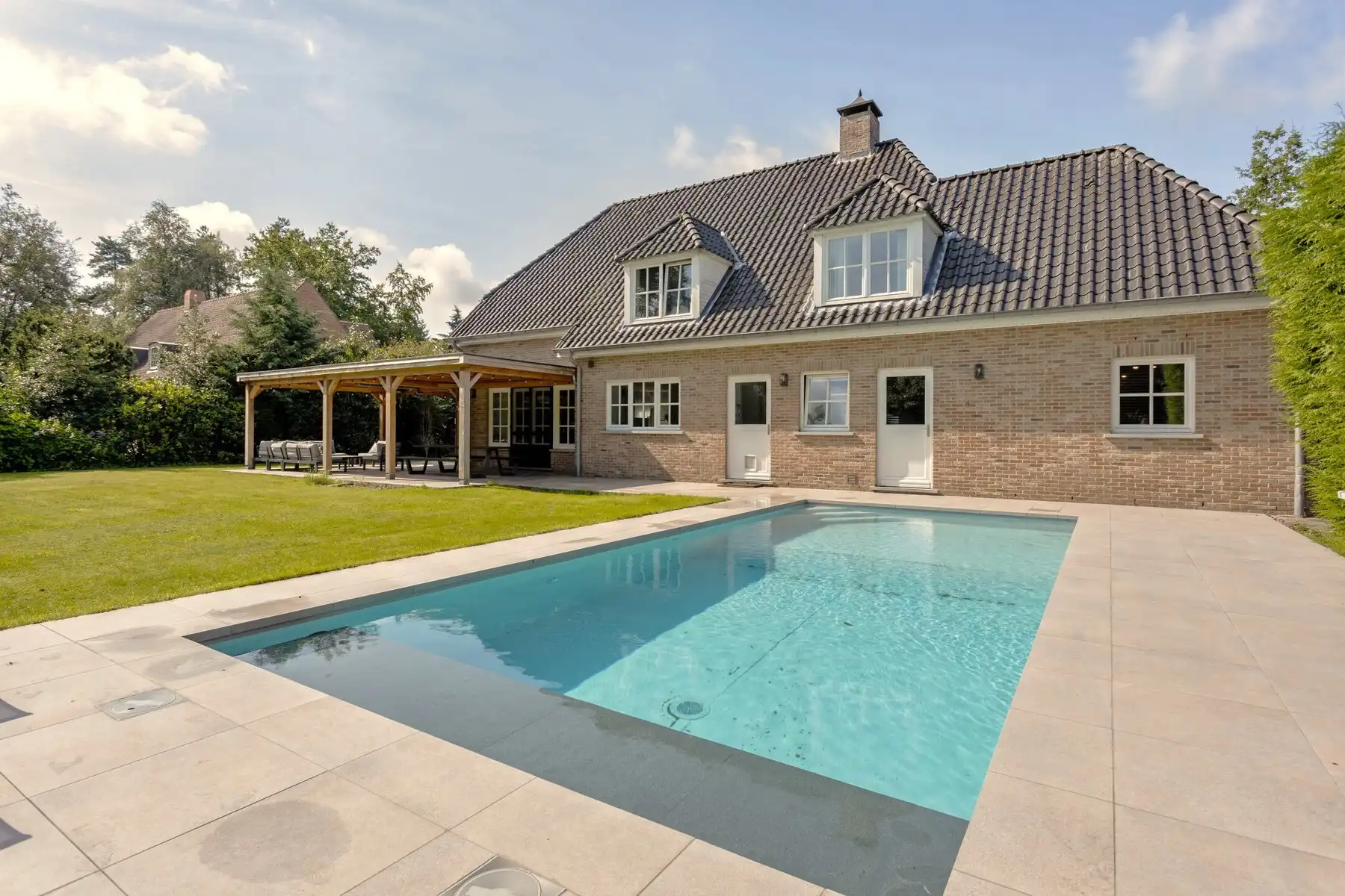 Ruime, gerenoveerde, energiezuinige villa met zwembad foto 22