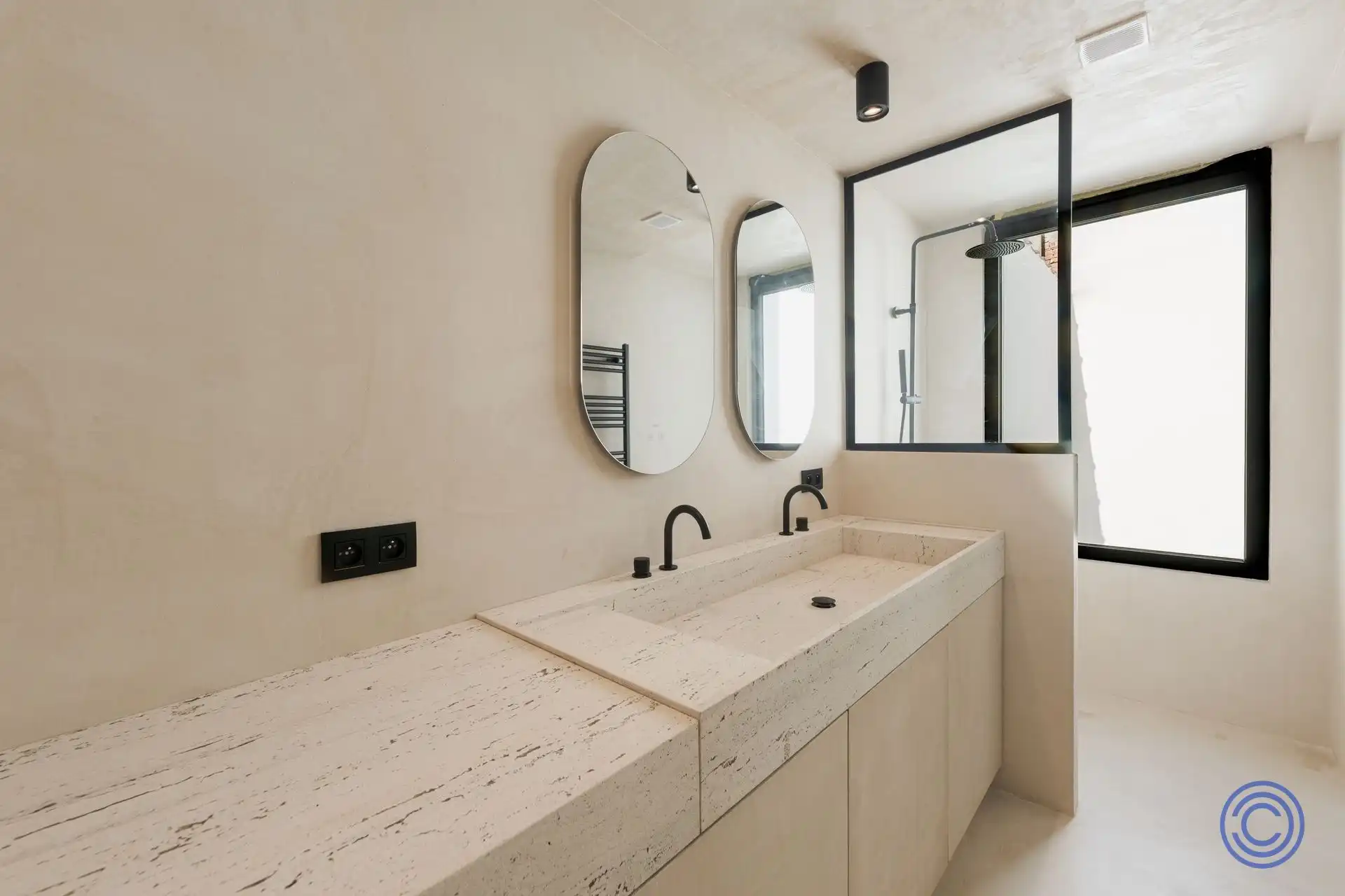 Stijlvol wonen nabij de Marnixplaats – luxueus gerenoveerd appartement met terras foto 4