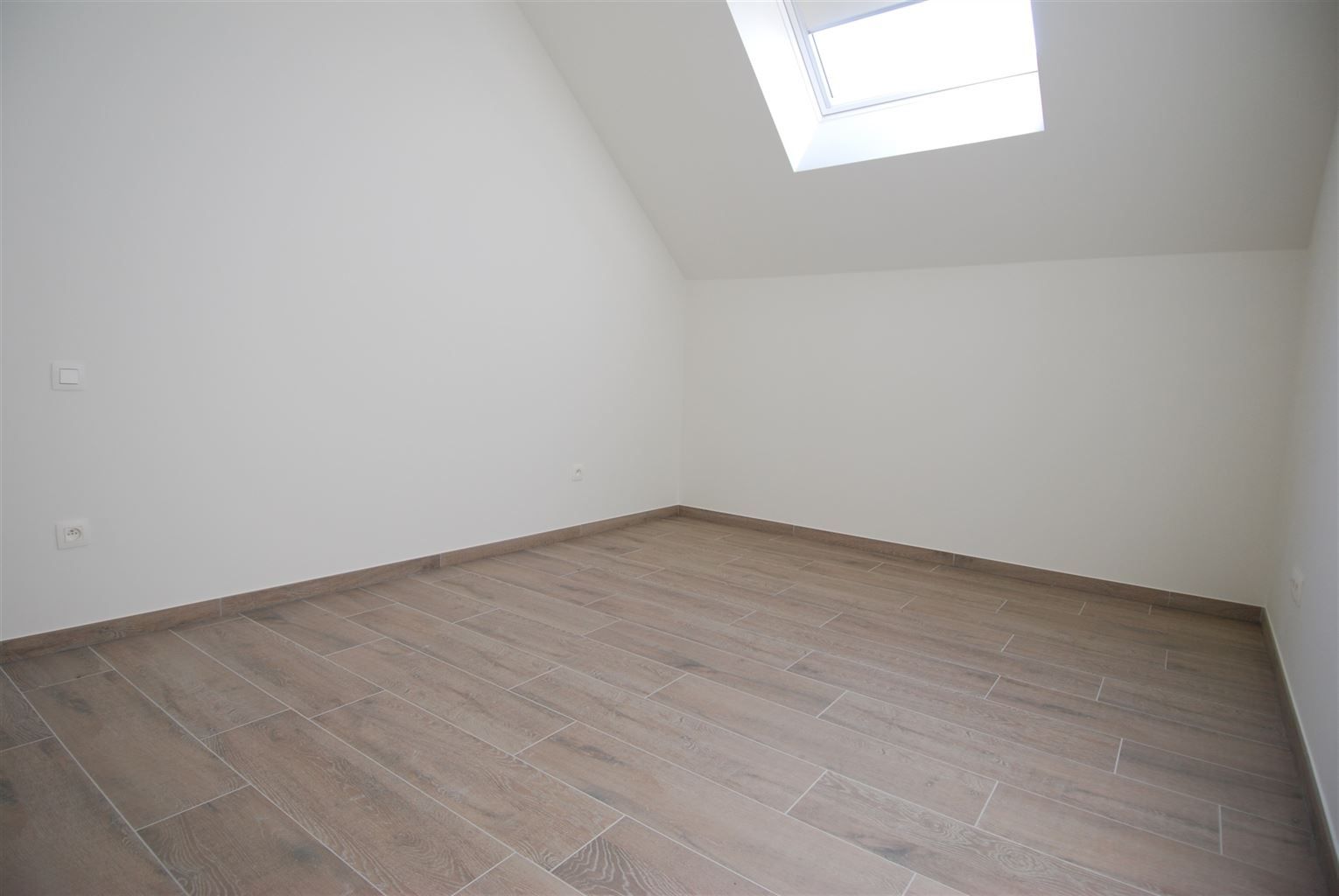 Volledig gerenoveerd duplex-appartement met 2 slaapkamers in het centrum van Maaseik met moderne afwerking. foto 10