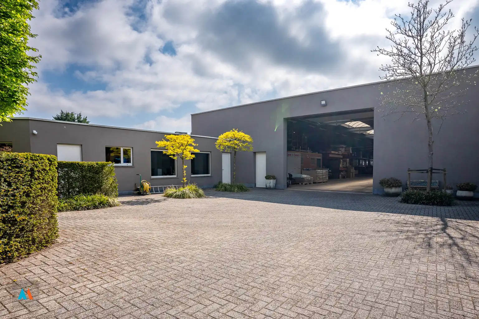 Ruim magazijn met buitenopslag en parkeergelegenheid foto 6