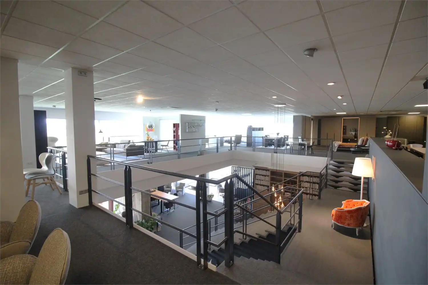 ruime en lichtrijke showroom op zicht-locatie, shop in shop principe, oppervlakte vanaf 280m² foto 5