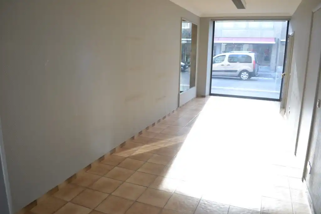 Kantoor/winkel ruimte te huur op uiterst commerciële ligging te Gullegem! foto 3