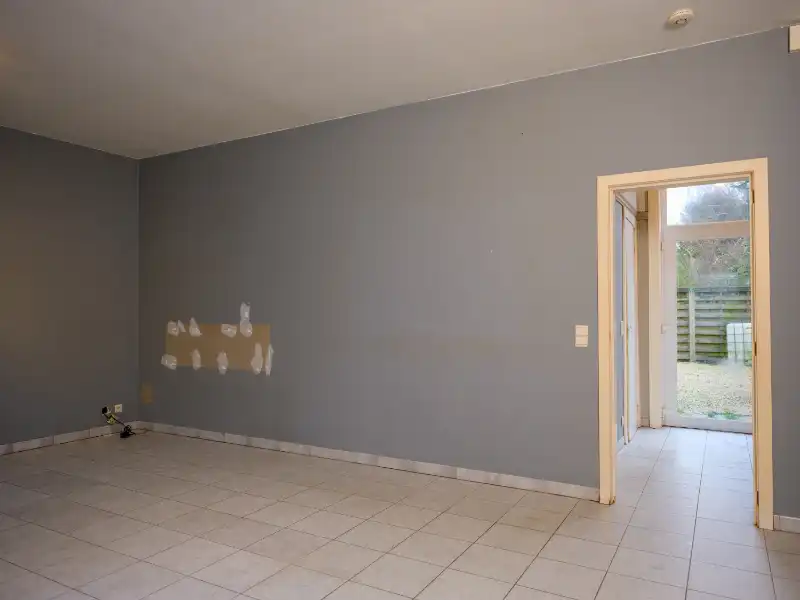 Moorslede-centrum. Gezellige te renoveren rijwoning met koer als starter of als investering. 4 slaapkamers.  Te koop via het opbod systeem van COVAST. foto 8