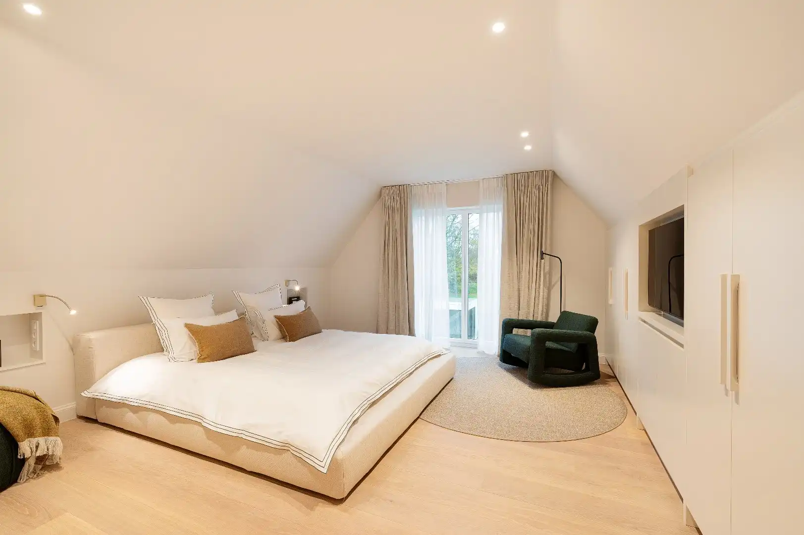 Ruime en elegante alleenstaande villa met luxe afwerking en zonnige tuin foto 15