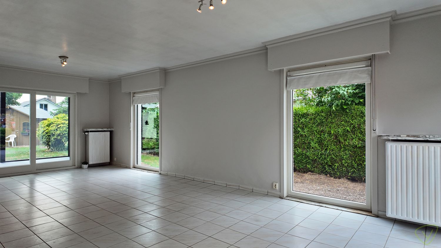 Ruime alleenstaande woning in een rustige buurt met grote tuin! foto 3