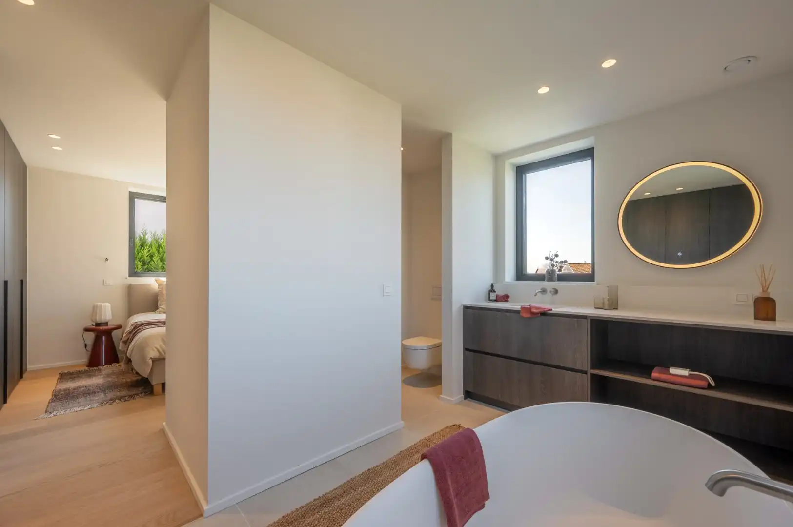 Lichtrijke nieuwbouwvilla met aangename volumes en zonnige tuin foto 10