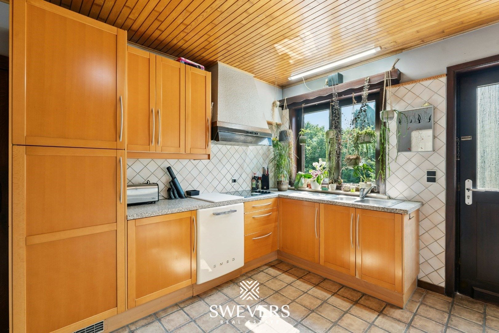 Ruime gezinswoning met zonnepanelen, kelder en zonnige tuin op topligging foto 10