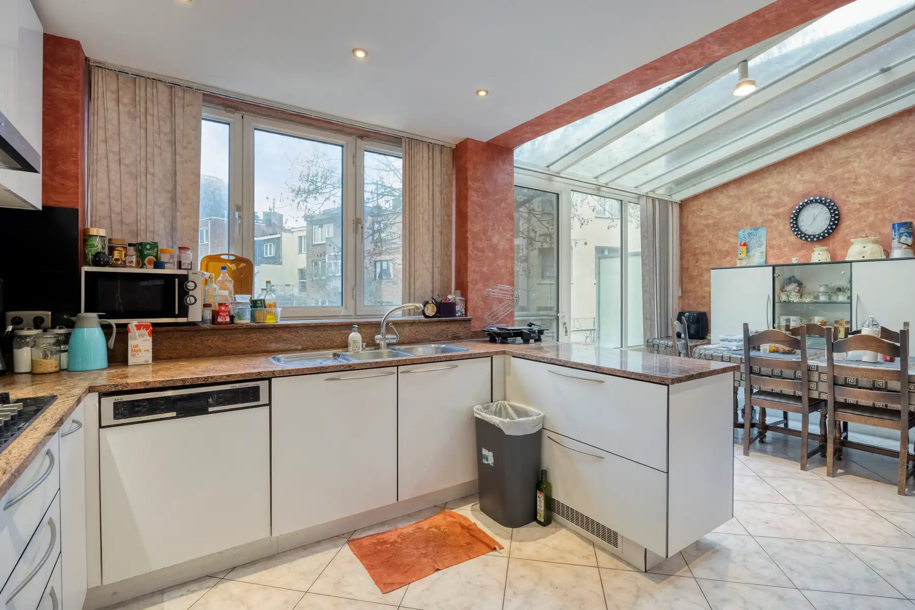 Royale gezinswoning met 4 slaapkamers, tuin & dubbele garage foto 3