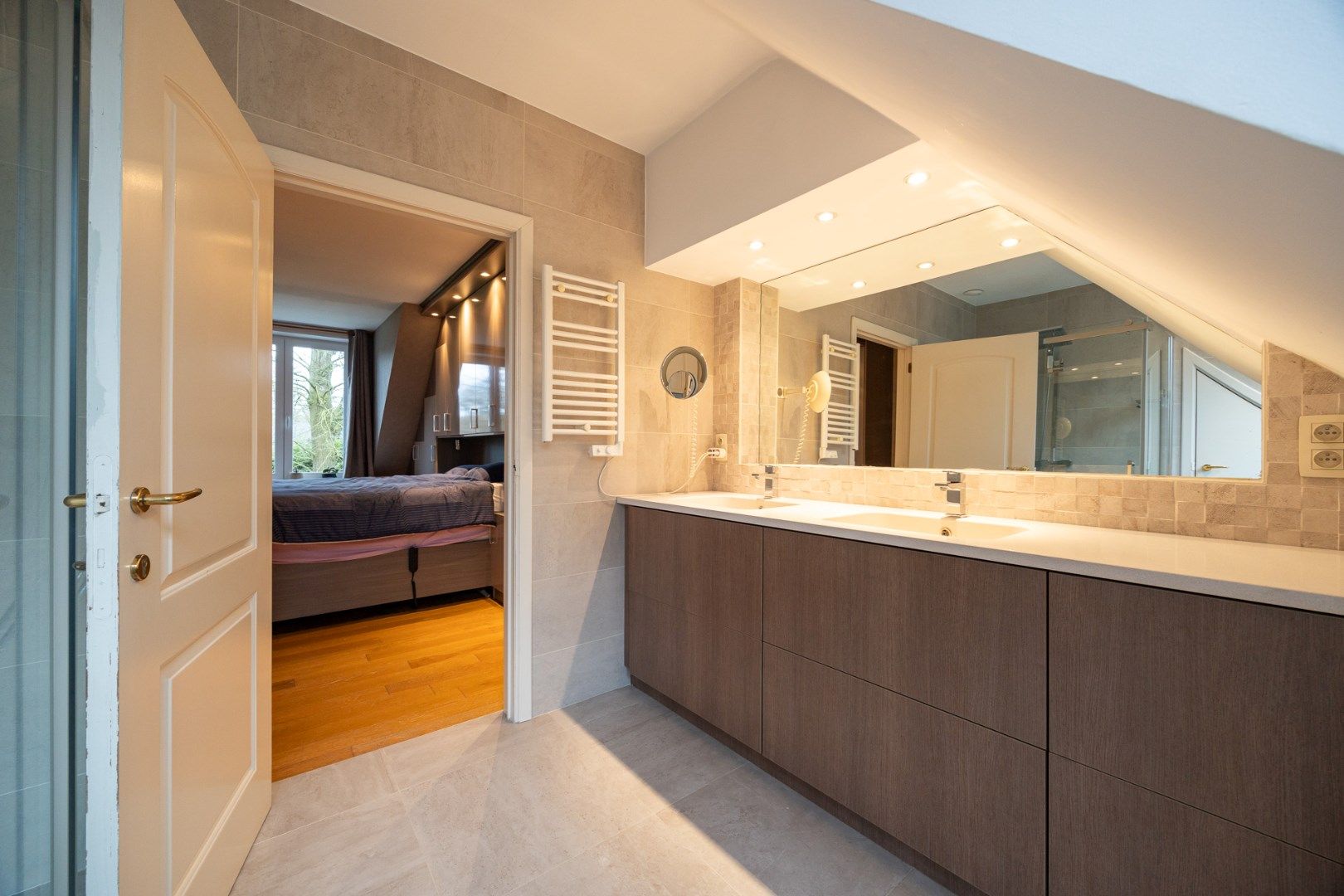 Ruime energiezuinige villa in De List te Schoten met 5 slaapkamers, 2 badkamers, tuin, terras en dubbele garage ! foto 14