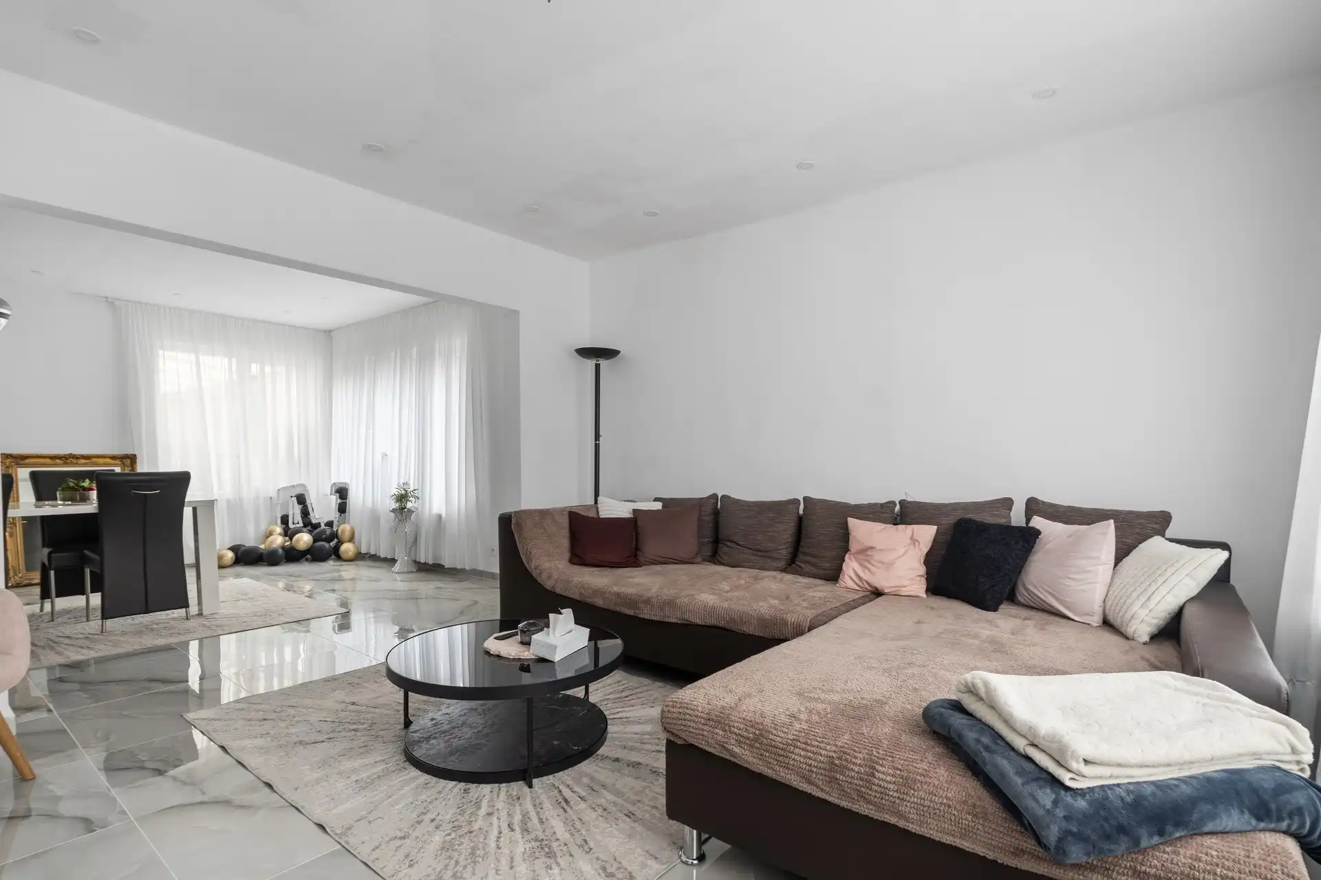 Instapklare, halfopen bebouwing, met 6 slaapkamers, op 329m² grond te Overmere.  foto 3