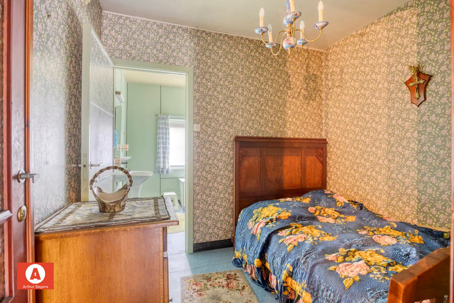 Ruime te renoveren woning met 4 slaapkamers foto 17