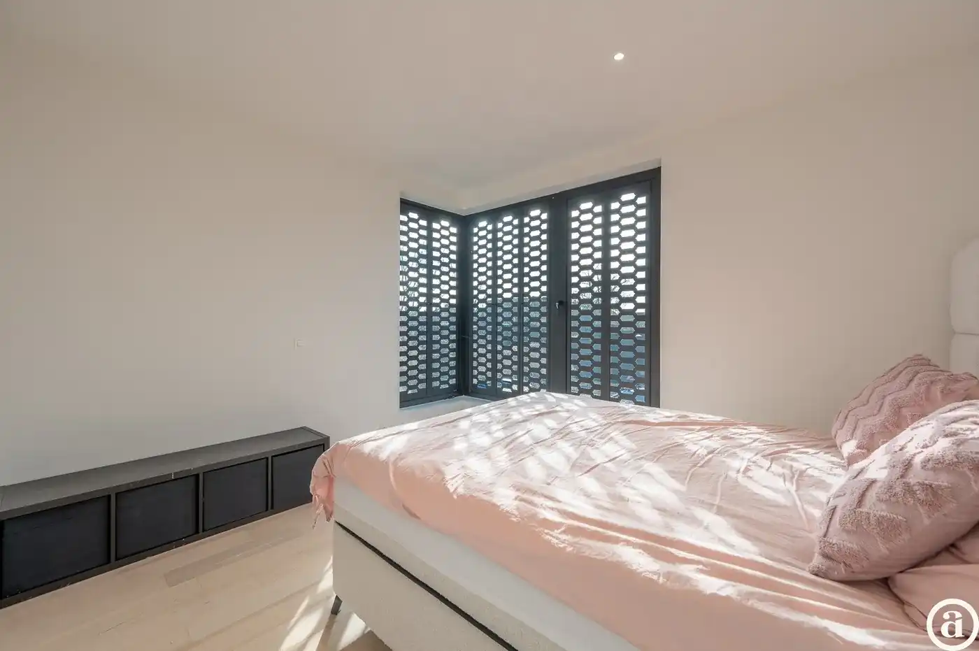 Alleenstaande moderne villa gelegen in een rustige residentiële omgeving te Knokke.  foto 16