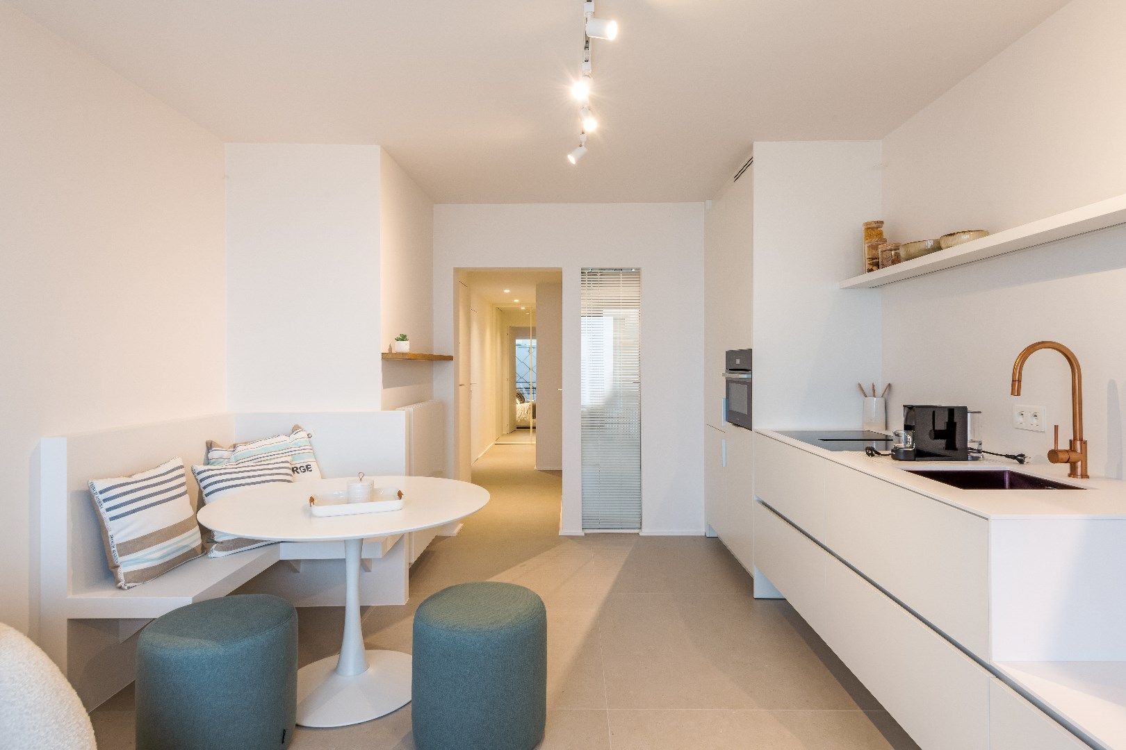Mooi vernieuwd appartement schitterend gelegen op de Zeedijk vlakbij het Rubensplein foto 3